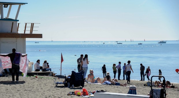 Ostia, rivoluzione sulle spiagge: spazi liberi, stop agli abusi e licenze balneari decimate