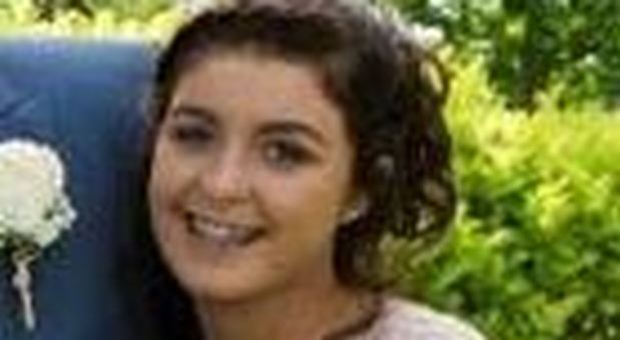 «Copri i brufoli o ti licenzio», cameriera 15enne pubblica il messaggio choc del suo capo