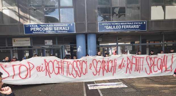 Napoli, la protesta degli studenti di Scampia: terzo giorno in piazza contro i roghi tossici