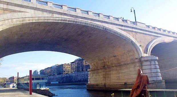 Roma, uomo trovato morto sulla banchina del Tevere. Chiuso il ponte Margherita