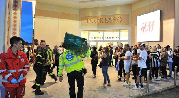 L'evacuazione del centro commerciale