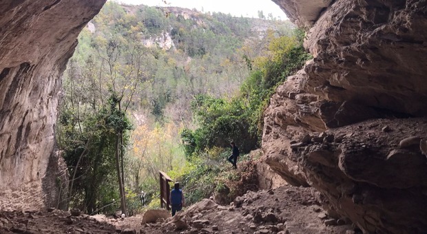 Chiusa da 10 anni la “Grotta dei Piccioni”, un progetto per riaprire il sito archeologico con reperti del Neolitico