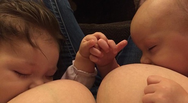 Mamma posta una foto mentre allatta due bimbi, Facebook le disattiva l'account