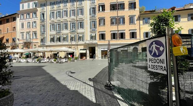 Tavolini in piazza San Lorenzo in Lucina tra lavori e proteste
