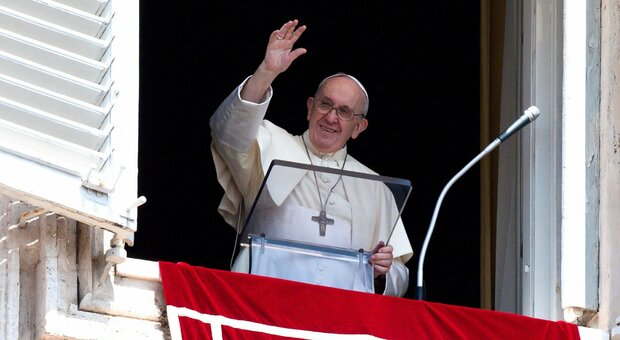 Papa Francesco all'Angelus: «Riconosciamo Dio negli altri e abbandoniamo sogni di grandezza e potenza»