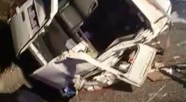 Incidente sulla A16 Napoli-Canosa, si ribalta minibus di un istituto religioso: quattro suore morte e nove feriti