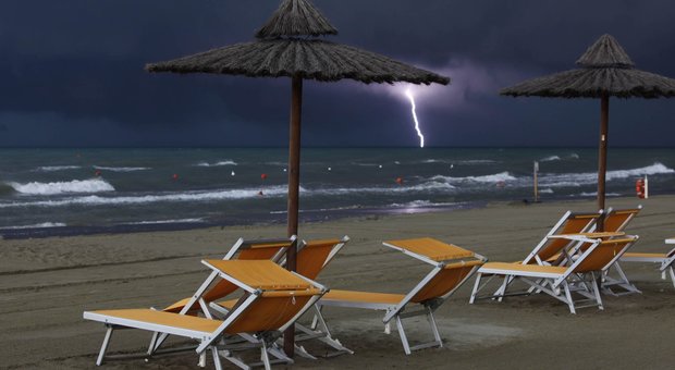 Fulmine colpisce spiaggia in Salento, grave un ragazzo di 13 anni