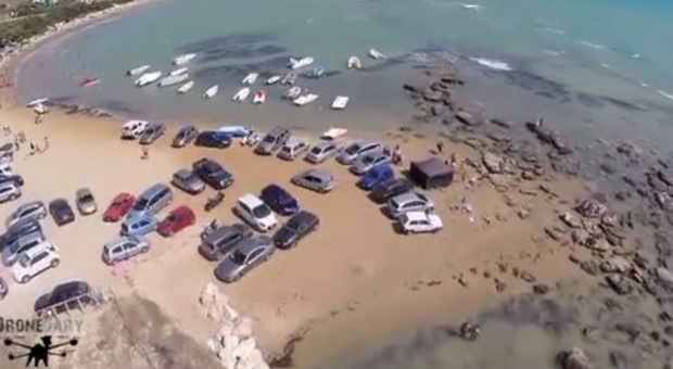 Auto parcheggiate fino al bagnasciuga sulla spiaggia di Realmonte: il video indigna il web