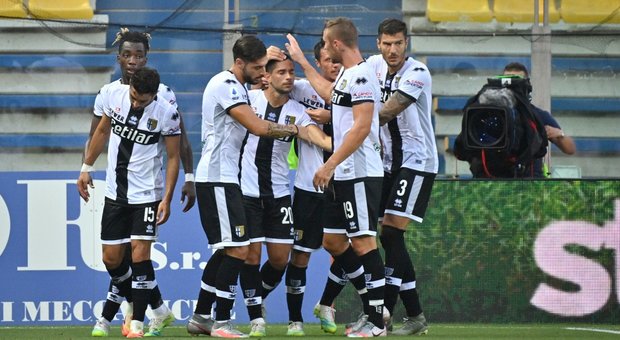 Il Parma batte il Napoli ai...rigori e festeggia la salvezza