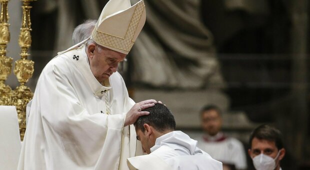 Papa Francesco ai nuovi preti: mi raccomando state lontano dai soldi e non calunniate nessuno