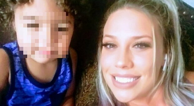 Il fidanzato uccide suo figlio mentre lei è a lavoro: mamma condannata a 16 mesi “per mancata protezione”