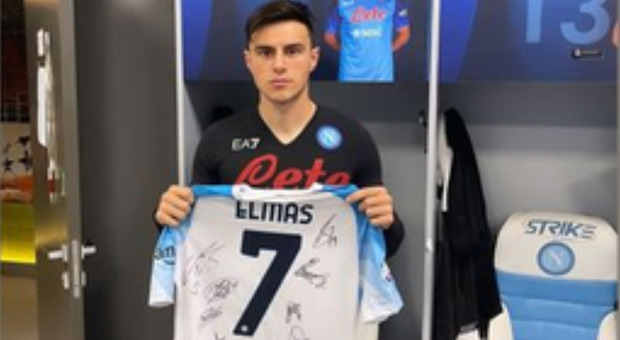 Eljif Elmas in posa con la maglia del Napoli