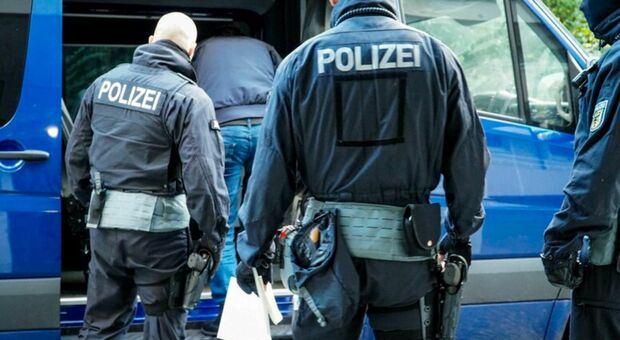 Germania, studente entra in classe e aggredisce i compagni con un coltello: diversi feriti, 4 sono gravi