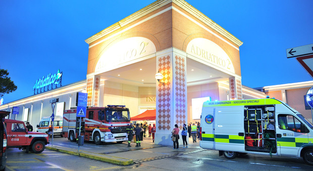 Vigili del fuoco e ambulanze al centro commerciale di Portogruaro