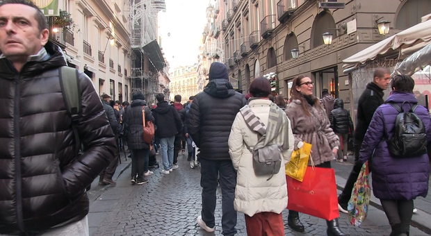 Primo giorno di saldi a Napoli: acquisti sì ma senza corse