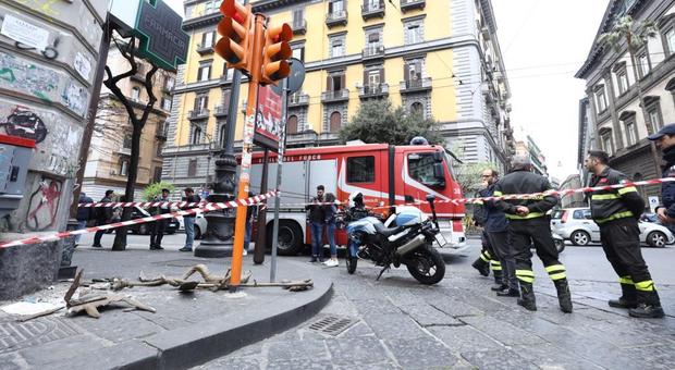 Napoli, crollano calcinacci a Mezzocannone: turista ferito alla testa