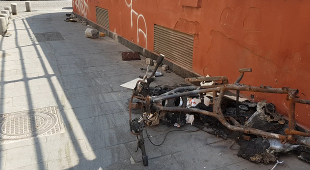 Scooter bruciato abbandonato a piazza Cavour