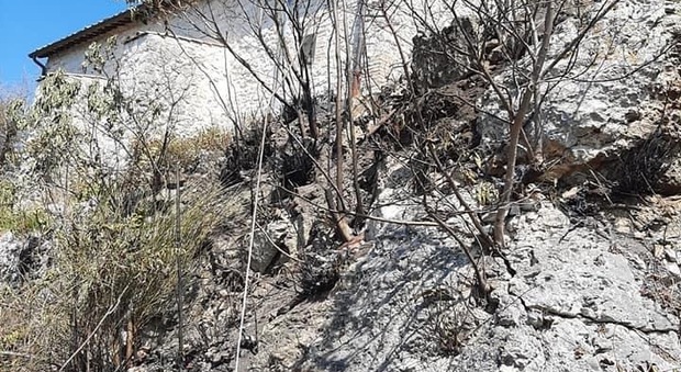 Incendio boschivo lambisce la chiesa di San'Amasio a Piedimonte