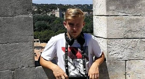 In centinaia al funerale di Igor, il 14enne morto per un gioco suicida
