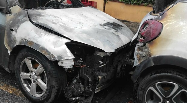 Latina, auto distrutta da un incendio in Via Manzoni