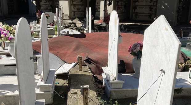 Napoli, guaina sradicata dal vento finisce sulle tombe: pericolo al cimitero di Ponticelli