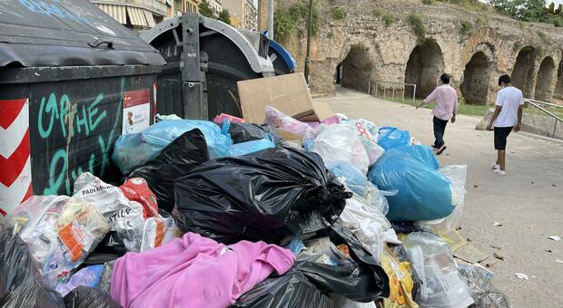 Roma invasa dai rifiuti, scontro tra Campidoglio e Regione. Fratelli d'Italia: «Rischio aumento Tari»