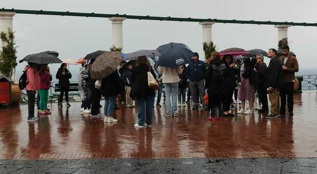 Turisti a Capri sotto la pioggia