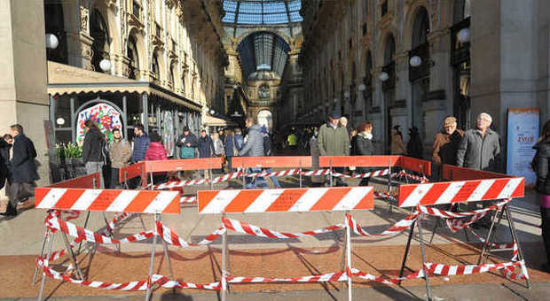 Paura in galleria Duomo: crollano pezzi di calcinacci sui passanti