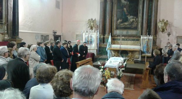 Il cardinale Tarcisio Bertone accanto al vescovo alla camera ardente in onore di don Luigi Bardotti