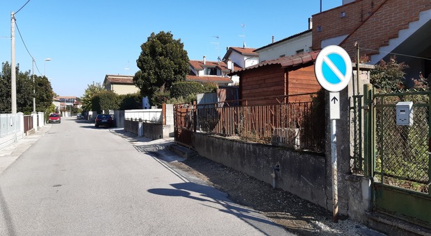 Una multa per divieto di sosta fa scoppiare la lite fra due vicini in via Forlanini a Rovigo