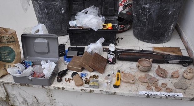 In garage droga, armi, un ordigno esplosivo e reperti archeologici: in manette un 32enne