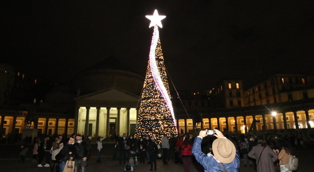 Napoli, si accendono le luci dell'albero di Natale al Plebiscito