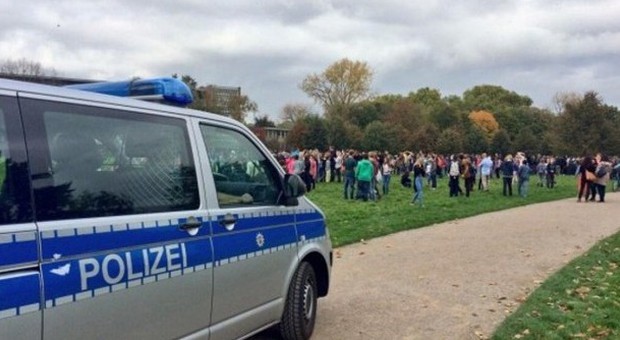 Uomo armato entra in una scuola a Colonia: terrore tra gli studenti, istituto evacuato