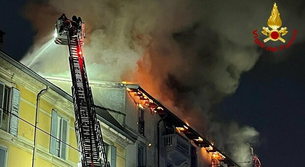 Incendio a Milano, in via Ripamonti va a fuoco il tetto: in fiamme più di 80 metri quadrati