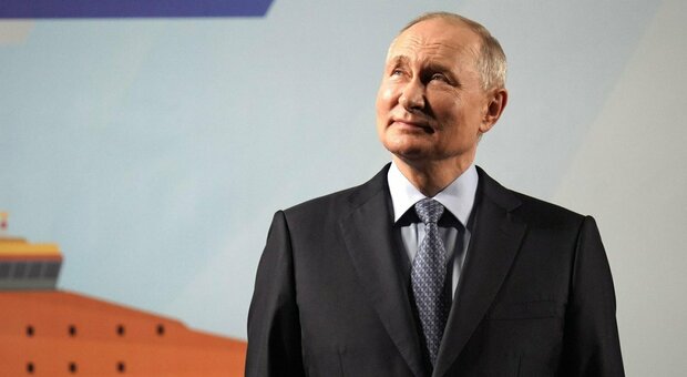 Putin, tutte le paranoie dello zar (che teme di essere ucciso): dal bagno in mare con i sommozzatori alla lavatrice affidata agli 007