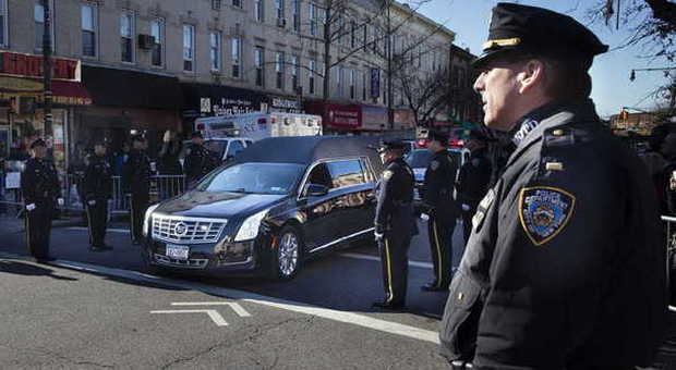 New York prepara i funerali degli agenti uccisi: ci sarà anche il sindaco de Blasio