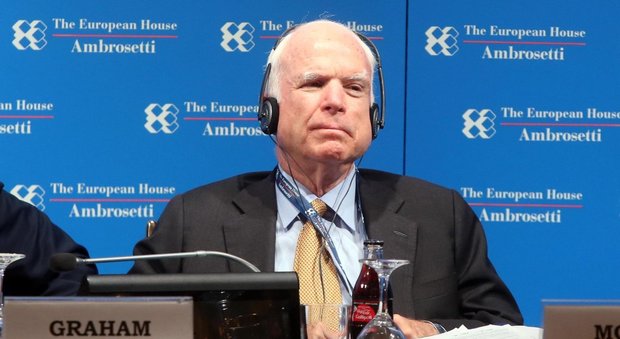 Usa, McCain avverte la Nord Corea: «Se attacca, pagherà con estinzione»