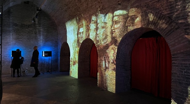 La mostra dedicata a Dante allestita nelle piccole cisterne romane a Fermo è un viaggio immersivo ed è visitabile fino al 27 marzo