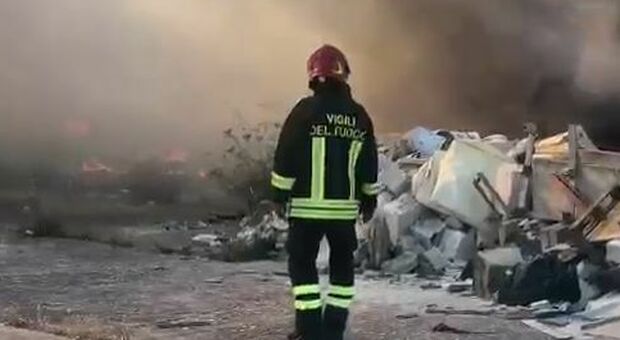 Incendio a Borgo Mezzanone, brucia un container: salvi gli occupanti