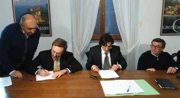 La firma del protocollo tra Comune Fondazione Carisap e sindacati