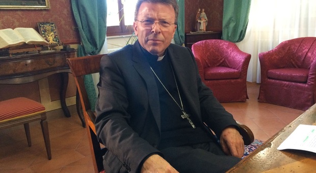 Il vescovo Armando Trasarti