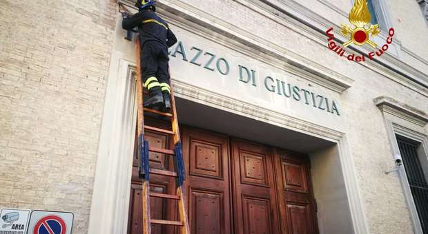 Ancona, il tribunale casca a pezzi devono intervenire i vigili del fuoco