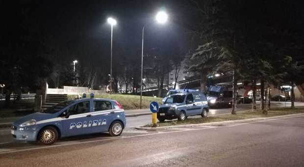 Pesaro, ubriaco infastidisce i clienti e aggredisce i poliziotti: arrestato