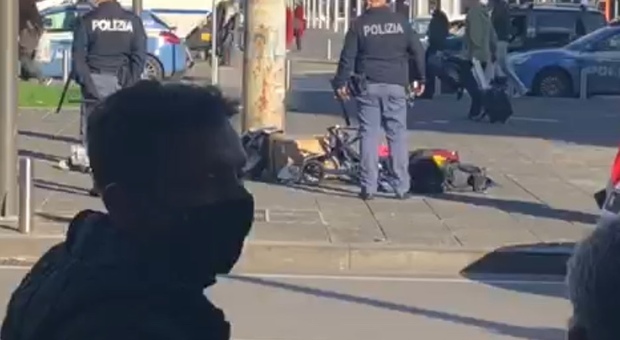 Napoli, la polizia sgombera i mercatini della monnezza di Piazza Garibaldi
