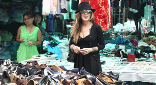 Sarah Jessica Parker e le spese "popolari" a Roma snobba i negozi chic per i mercatini