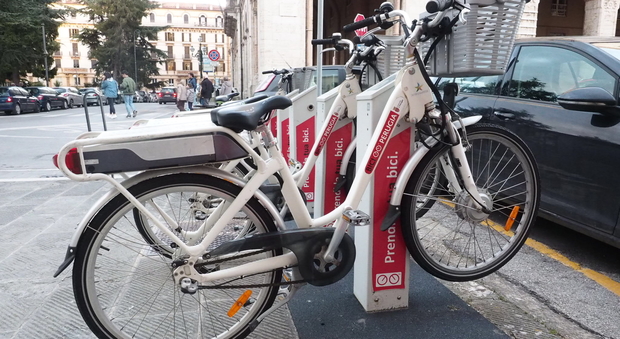 La postazione per le bici elettriche in piazza Italia