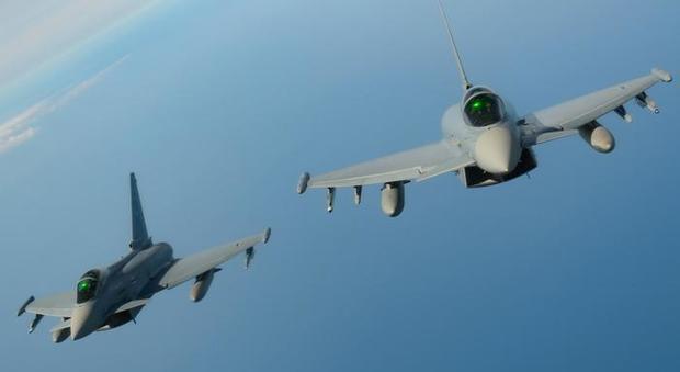 Caccia Eurofighter in volo per intercettare un «volo sospetto» Transavia