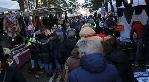 L'Aquila, la neve non ferma la Fiera dell'Epifania: migliaia in centro, in serata Salvini