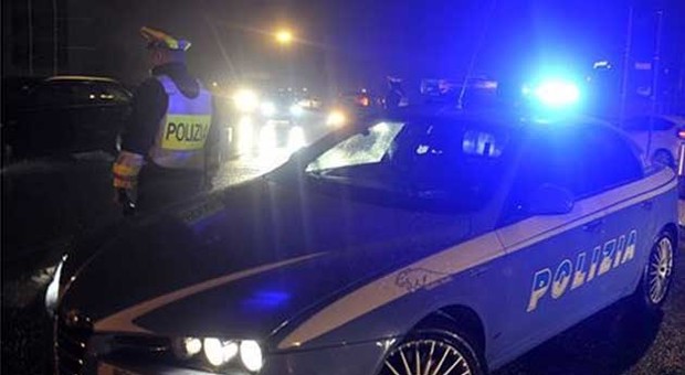 Due nomadi in fuga su un'Audi rubata: inseguimento con la polizia che recupera l'auto ma i ladri riescono a fuggire