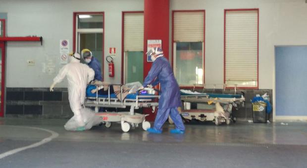 Ostetrica contagiata e due infermiere a rischio, niente parti in ospedale: «Non siamo untori»